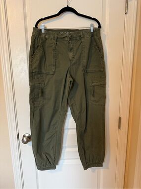 American Eagle Outfitters Olive Green Cargo Jogger Pants - Women's